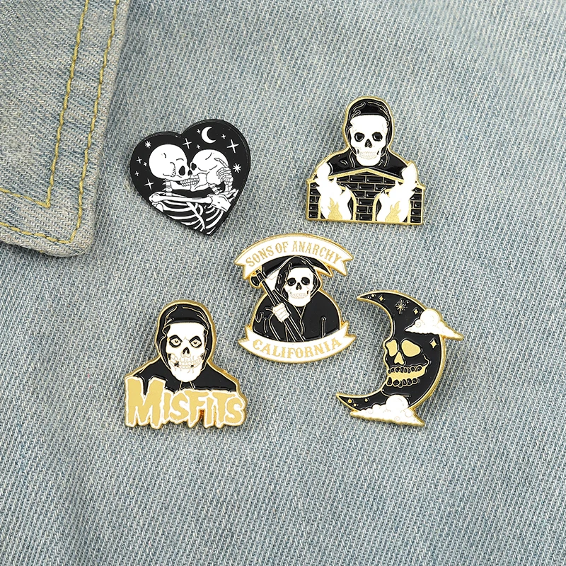 

Mr. Skull Enamel Pins Custom Gothic Skeleton Lover Moon Heart Brooches Lapel Badges Bag Punk Dark Jewelry Gift for Friendds