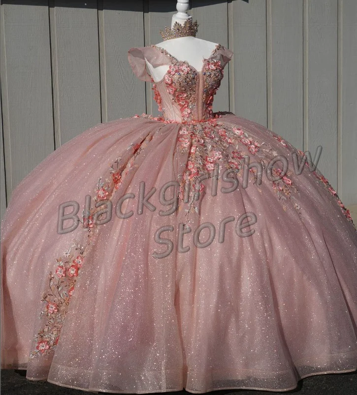 Розовые платья для Quinceanera 15, высококачественные элегантные роскошные блестящие кружевные платья-футляры с цветочной аппликацией 2024
Розовые платья для Quinceanera 15, высококачественные элегантные роскошные блестящие кружевные платья-футляры с цветочной аппликацией 2024
