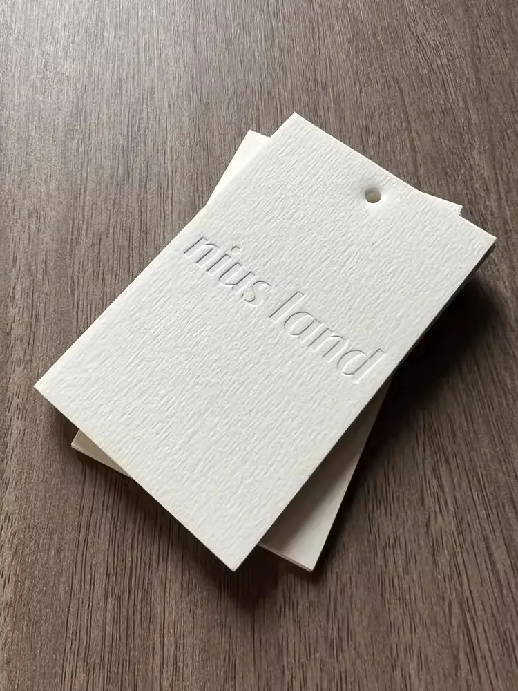 600GSM Paper Colorless Deboss Customized Hang Tag Clothing 55x88mm Hangtags Design Simplicity Upscale
600GSM Paper Colorless Deboss Customized Hang Tag Clothing 55x88mm Hangtags Design Simplicity Upscale