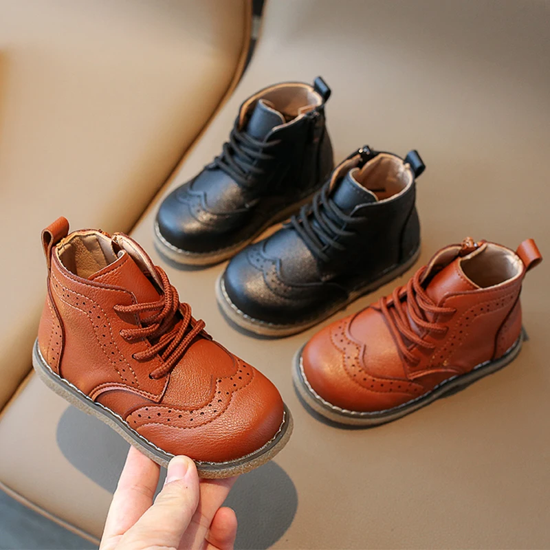 British Brogue Boots For Kids Boys School Leatherette Dress Shoes Baby Child Autumn Desert Booties with Zippers and Rubber Sole
British Brogue Boots For Kids Boys School Leatherette Dress Shoes Baby Child Autumn Desert Booties with Zippers and Rubber Sole