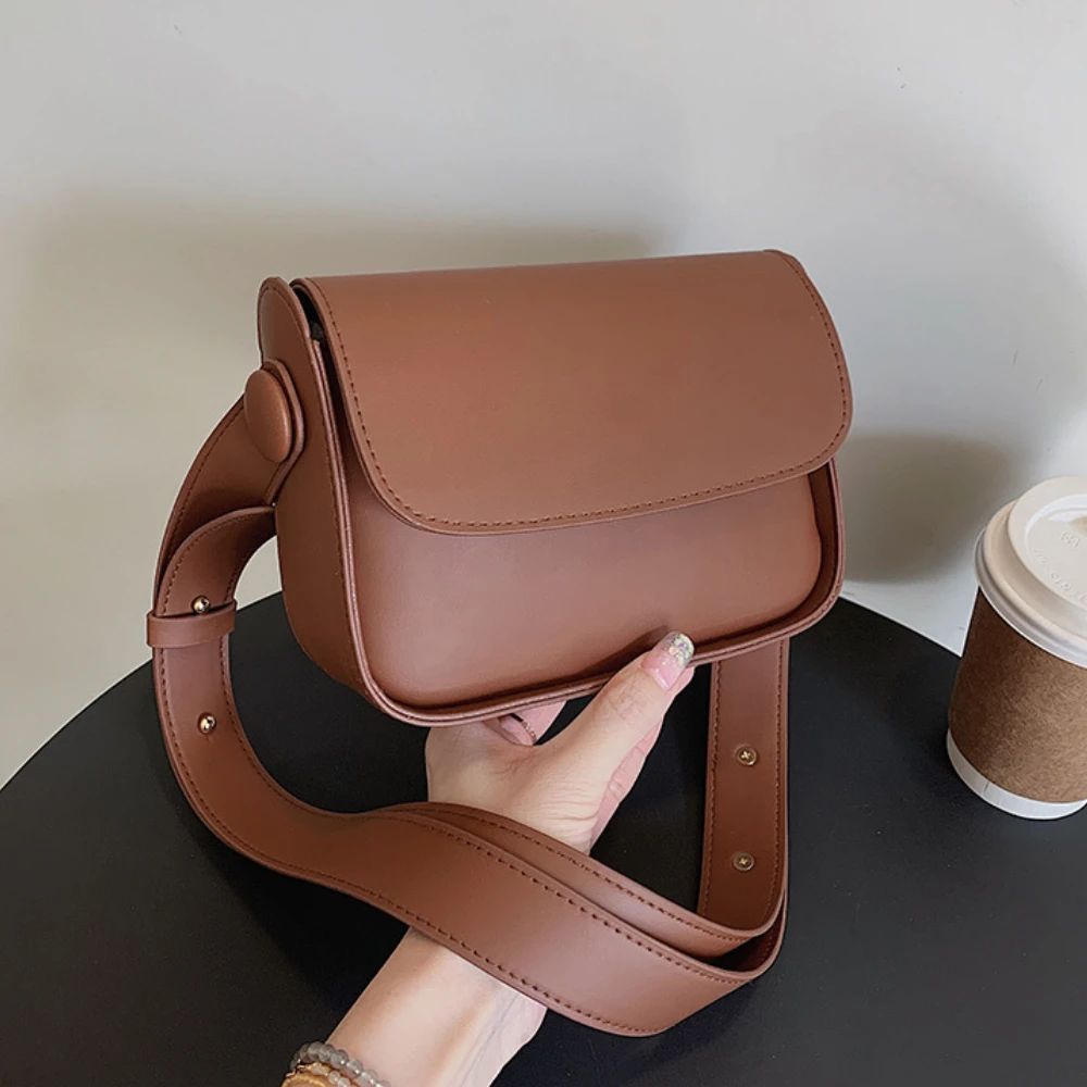 Retro Handbag Casual Women's Tote Shoulder Bag Fashion Texture Versatile Crossbody Bags Leather Buckle Handbags Luxury Designer
Retro Handbag Casual Women's Tote Shoulder Bag Fashion Texture Versatile Crossbody Bags Leather Buckle Handbags Luxury Designer