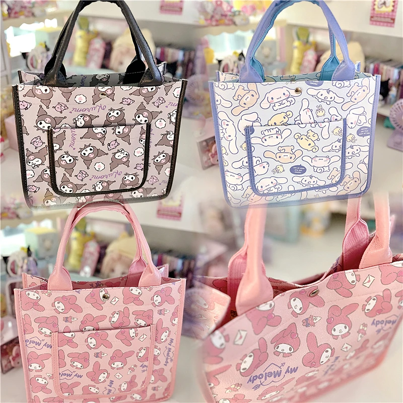 Sanrios Kuromi My Melody Cinnamoroll аниме водонепроницаемый PU Портативный Ланч-бокс сумка с магнитной пряжкой для выхода
Sanrios Kuromi My Melody Cinnamoroll аниме водонепроницаемый PU Портативный Ланч-бокс сумка с магнитной пряжкой для выхода