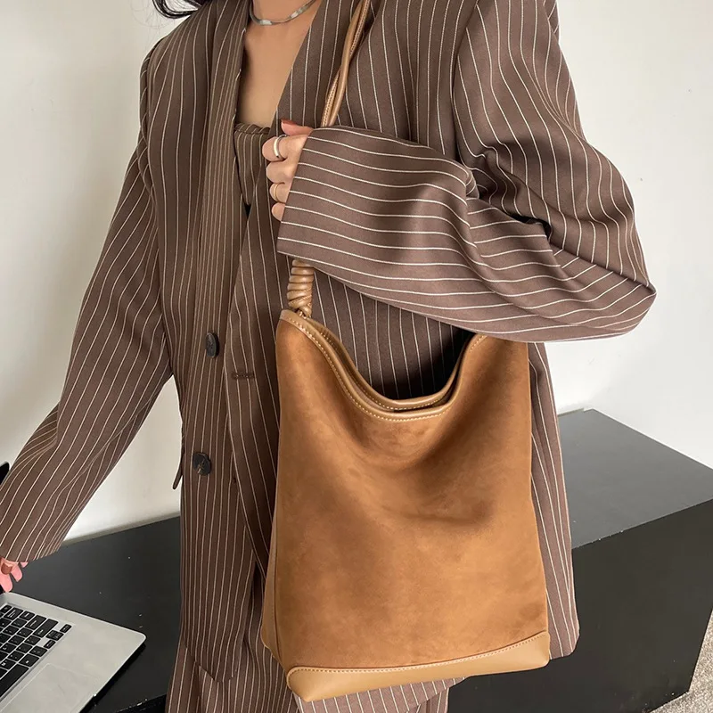 Genuine Leather Bucket Bag Women's New Fashion Big Bag One Shoulder Oblique Straddle Bag Versatile Large Capacity Commuter Bag
Genuine Leather Bucket Bag Women's New Fashion Big Bag One Shoulder Oblique Straddle Bag Versatile Large Capacity Commuter Bag