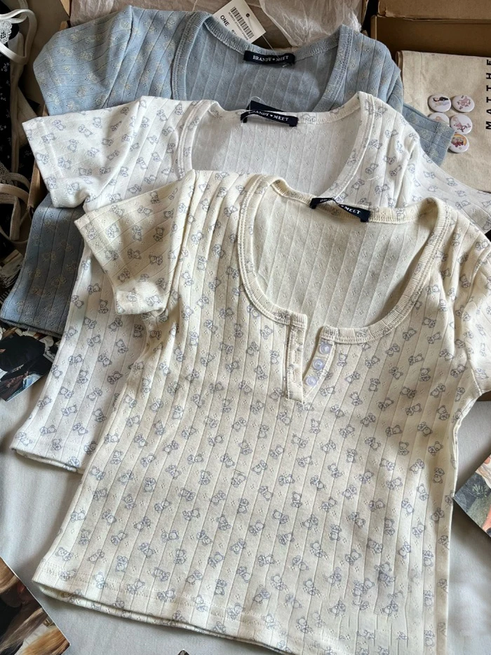 Женский хлопковый укороченный топ на пуговицах, с круглым вырезом и коротким рукавом
Женский хлопковый укороченный топ на пуговицах, с круглым вырезом и коротким рукавом