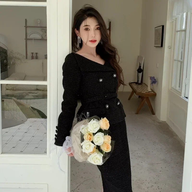 Autumn and Winter New Women Black Bright Silk Woolen High-waist Slim Long-sleeved Dress Comes with Belt
Autumn and Winter New Women Black Bright Silk Woolen High-waist Slim Long-sleeved Dress Comes with Belt