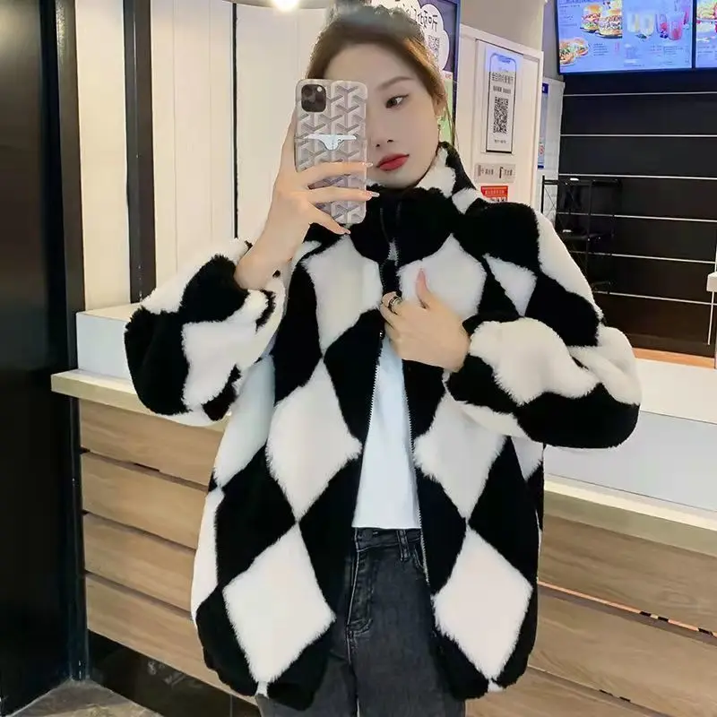 Autumn Winter Short Jacket Female Casual Fashion Lamb Fluffy Korean Plush OverCoat Loose Heart Pattern Warm Faux Fur Coat Women
Autumn Winter Short Jacket Female Casual Fashion Lamb Fluffy Korean Plush OverCoat Loose Heart Pattern Warm Faux Fur Coat Women