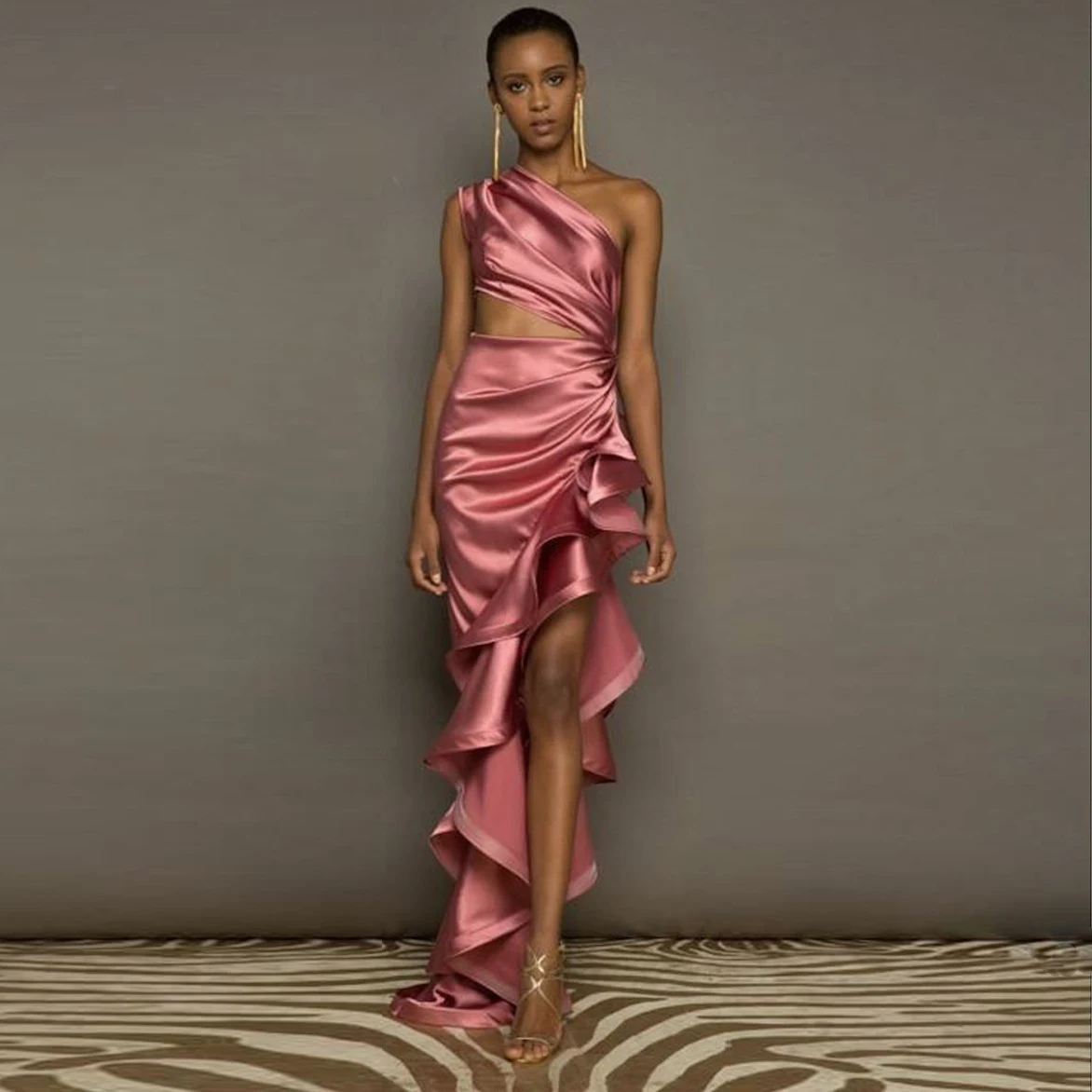 Fashion Asymmetrical Satin Women Skirt Ruffles Taffeta Zipper Waist Long Prom Skirt Pleated Maxi Evening Party Skirts NO TOP
Fashion Asymmetrical Satin Women Skirt Ruffles Taffeta Zipper Waist Long Prom Skirt Pleated Maxi Evening Party Skirts NO TOP