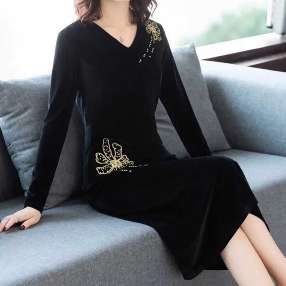 Lady Plus Size Dress Loose-fitting Retro Dress Stylish Plus Size Embroidered V-neck Midi Dress for Women Cozy Chic Winter
Lady Plus Size Dress Loose-fitting Retro Dress Stylish Plus Size Embroidered V-neck Midi Dress for Women Cozy Chic Winter