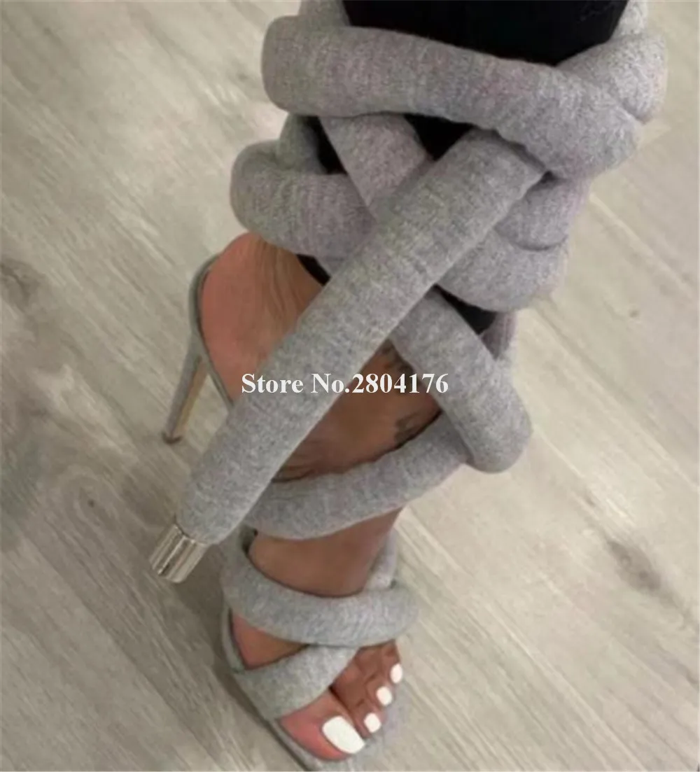 Новинка, модные женские серые тканевые сандалии с квадратным открытым носком, на тонком каблуке, сандалии-гладиаторы с ремешками и перекрестными шпильками, каблук-шпилька 
Новинка, модные женские серые тканевые сандалии с квадратным открытым носком, на тонком каблуке, сандалии-гладиаторы с ремешками и перекрестными шпильками, каблук-шпилька