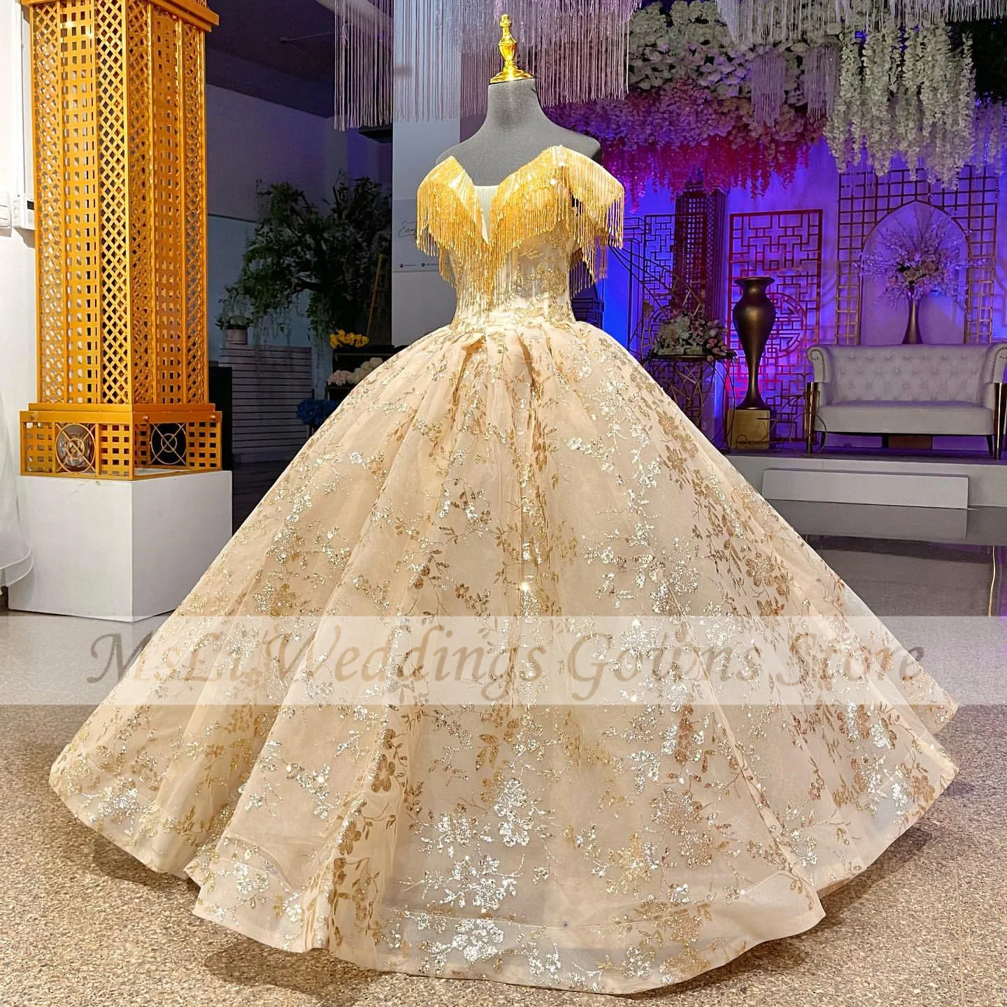 Sparkly Gold Quinceanera Dresses Princess Ball Gowns Fassel Sequined Off The Shoulder Luxury Birthday Party Prom Dress
Sparkly Gold Quinceanera Dresses Princess Ball Gowns Fassel Sequined Off The Shoulder Luxury Birthday Party Prom Dress