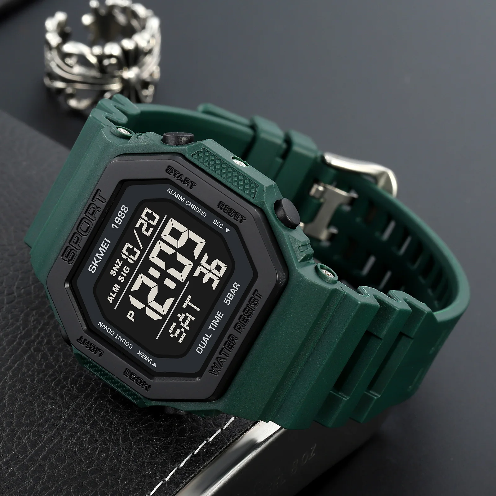 

Skmei 1988 Mens Military Countdown Chrono Wristwatch 5Bar Waterproof Alarm Clock Reloj Hombre Back Light Digital Sport Watches