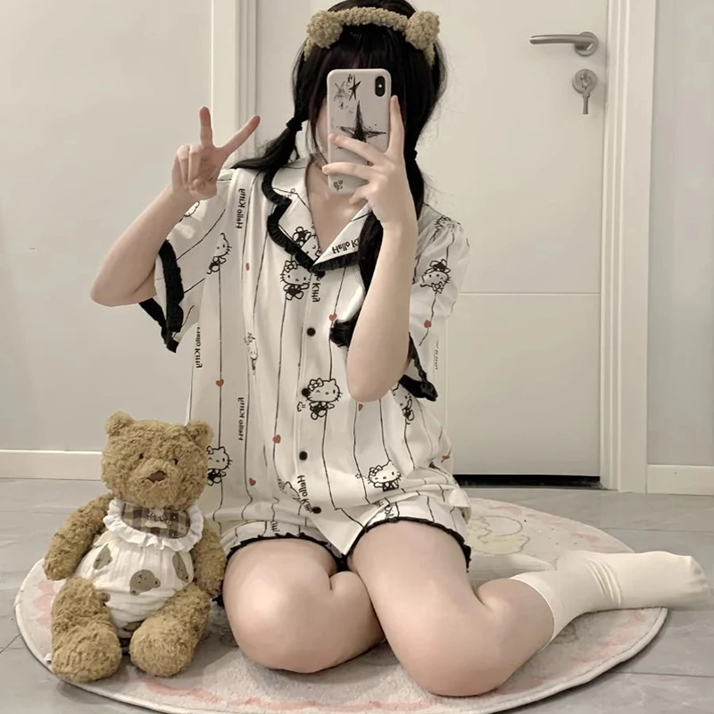 Новый пижамный комплект Hello Kitty Sanrio Kawaii из аниме милые летние милые шорты с коротким рукавом из мультфильма домашнее платье милые подарки для девочек
Новый пижамный комплект Hello Kitty Sanrio Kawaii из аниме милые летние милые шорты с коротким рукавом из мультфильма домашнее платье милые подарки для девочек