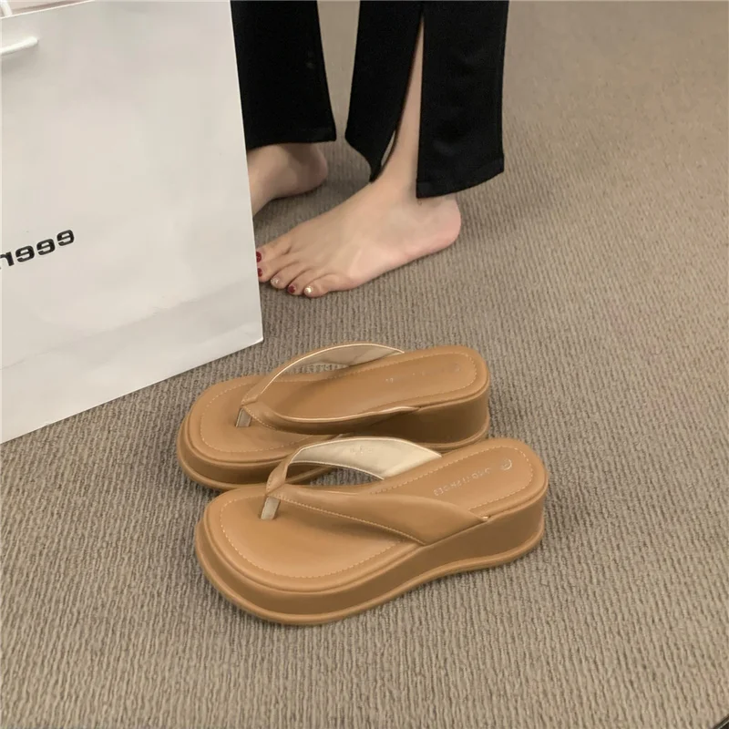 Шлепанцы женские с увеличенной платформой, повседневные сандалии на танкетке, однотонные тапочки, лето 2023
Шлепанцы женские с увеличенной платформой, повседневные сандалии на танкетке, однотонные тапочки, лето 2023