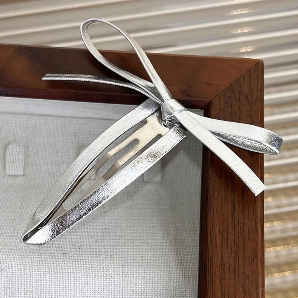 Korean Silver Leather Hairpin with Bow Knot Edge Clip Girls Mouth Clip Clip Headwear Line Popular One Duck Edge T0V2
Korean Silver Leather Hairpin with Bow Knot Edge Clip Girls Mouth Clip Clip Headwear Line Popular One Duck Edge T0V2