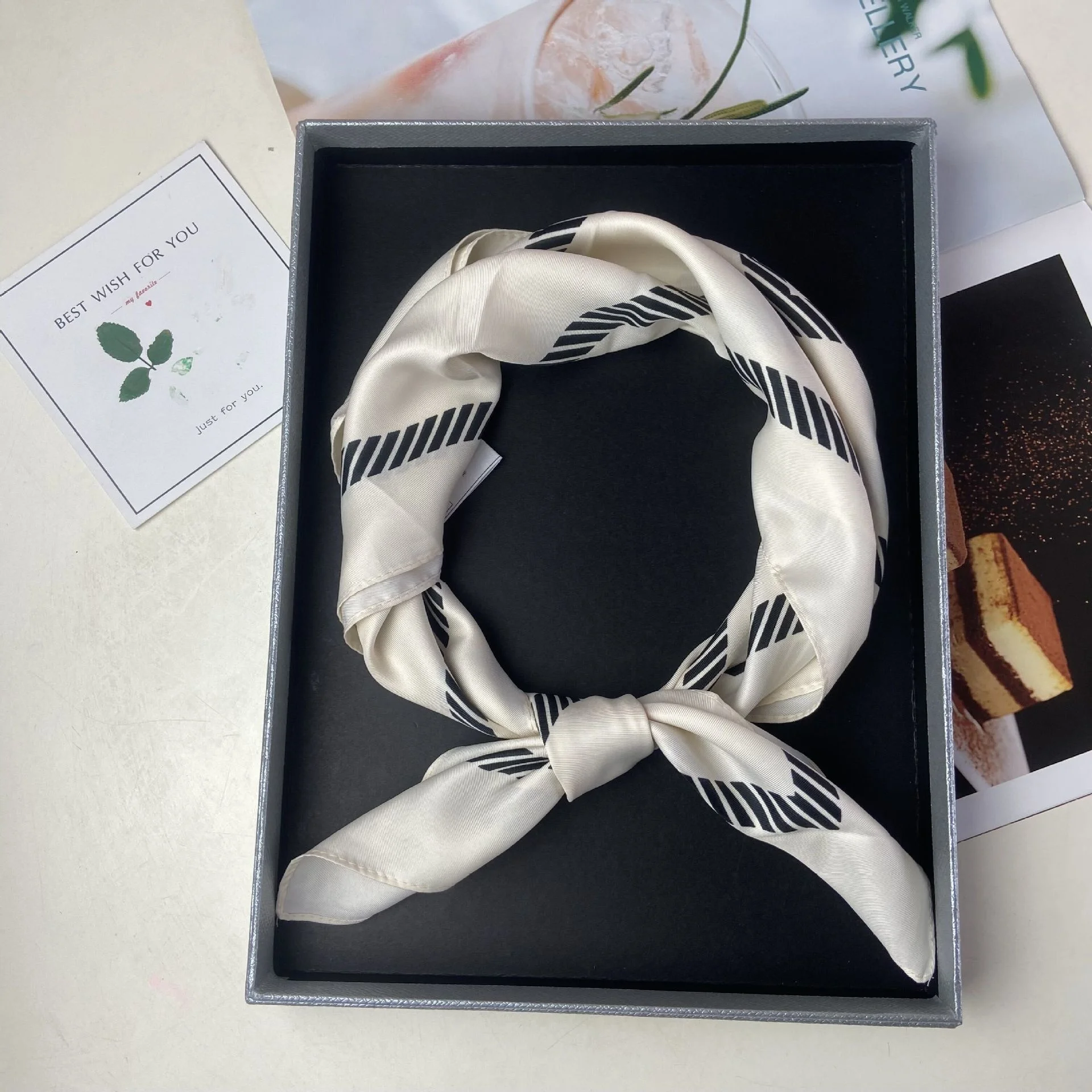 Spring and autumn black and white stripe French new simulation silk scarf small square scarf women's versatile fashion binding
Spring and autumn black and white stripe French new simulation silk scarf small square scarf women's versatile fashion binding
