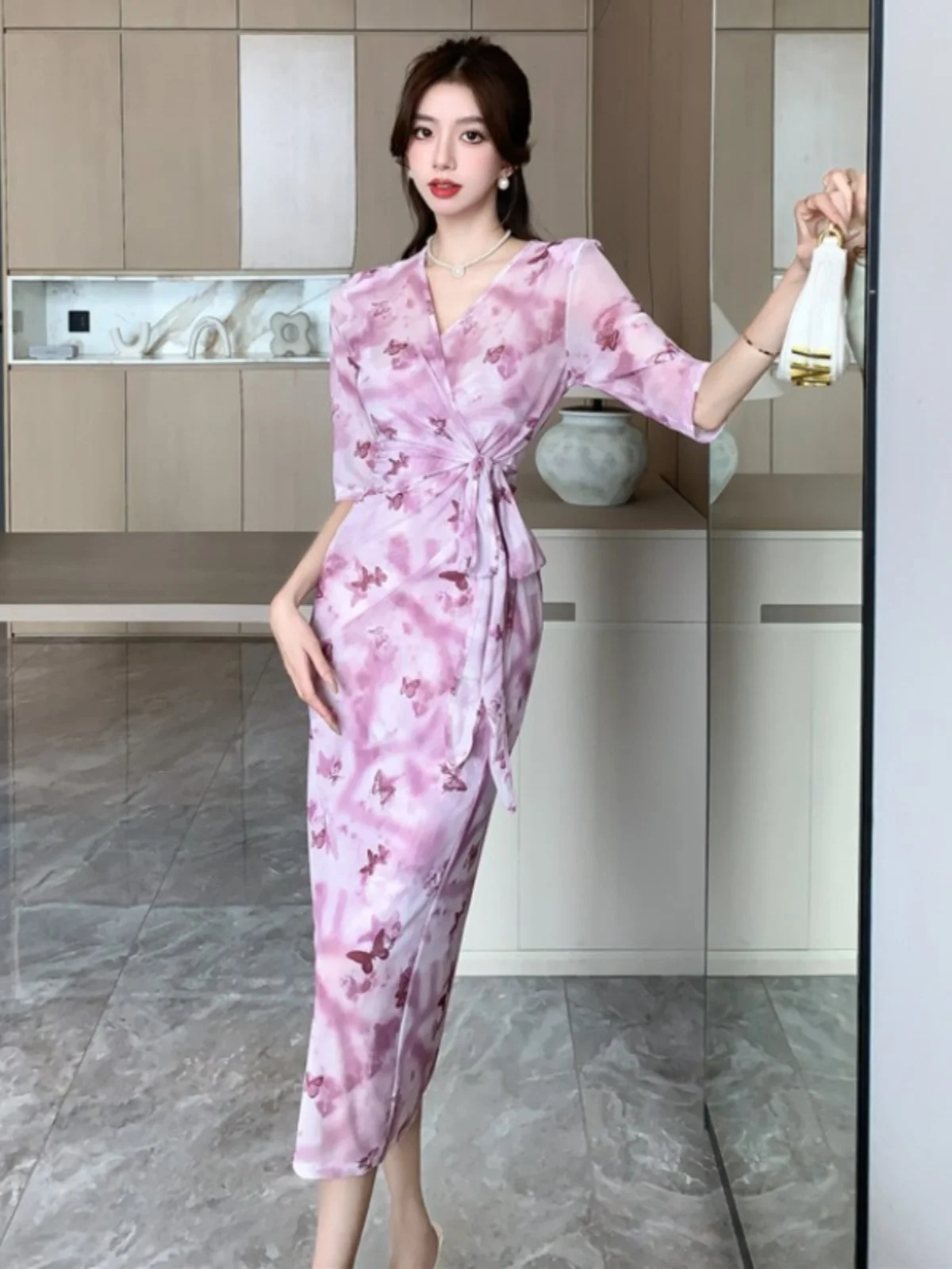 Женское платье с V-образным вырезом и принтом, средней длины
Женское платье с V-образным вырезом и принтом, средней длины