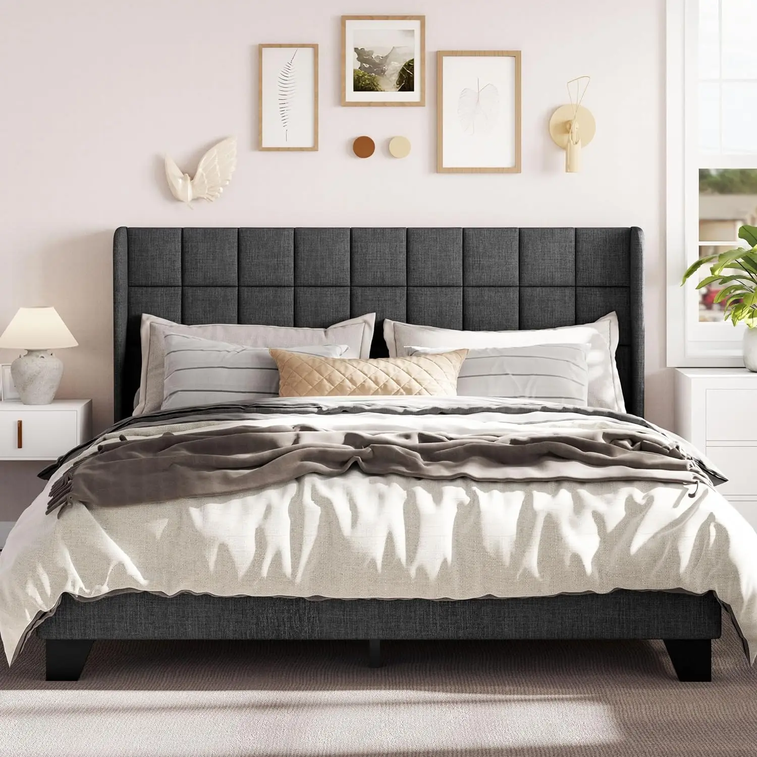 

Оправа кровати на платформе большого размера со спинкой, мягкая квадратная сшитая изголовье кровати и деревянные полосы темно-серого цвета