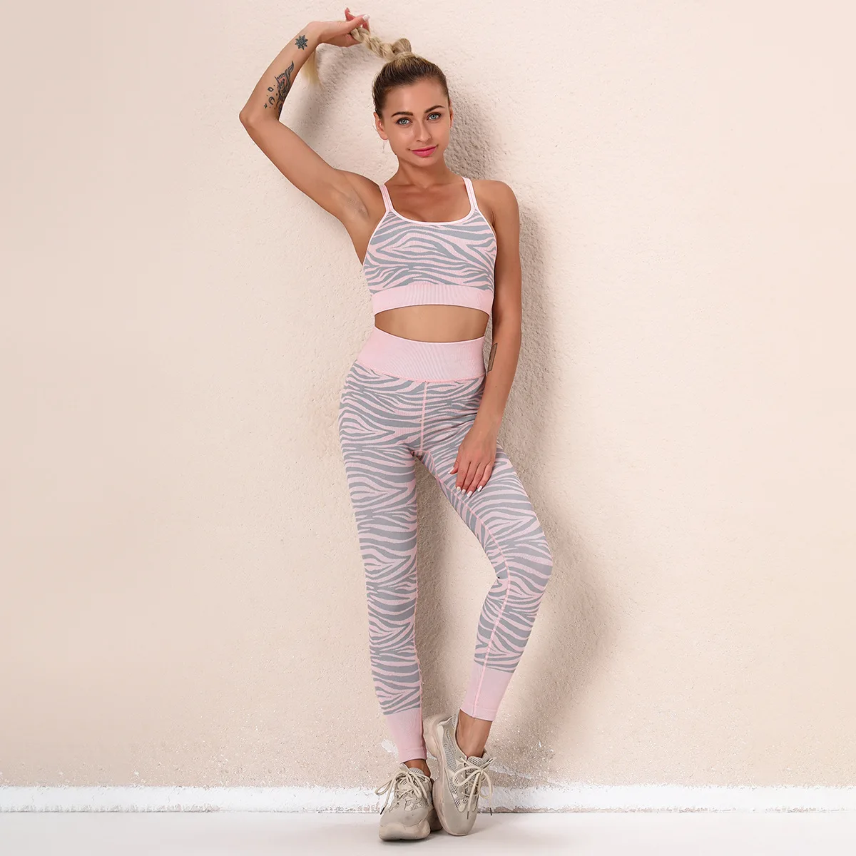 Seamless Yoga Sets Sports Fitness High Waist Hip-lifting Pants Beauty Back Bra Suits Workout Clothes Gym Leggings Sets for Women
Seamless Yoga Sets Sports Fitness High Waist Hip-lifting Pants Beauty Back Bra Suits Workout Clothes Gym Leggings Sets for Women