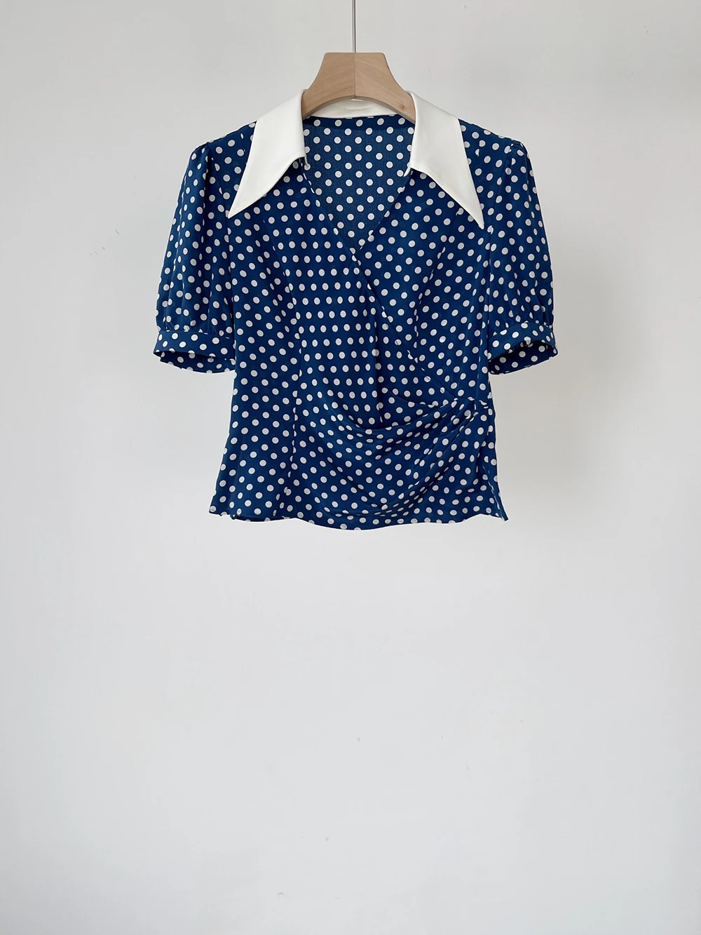 2022 summer fashion polka dot silk stitching collar short waist shirt for women
2022 summer fashion polka dot silk stitching collar short waist shirt for women