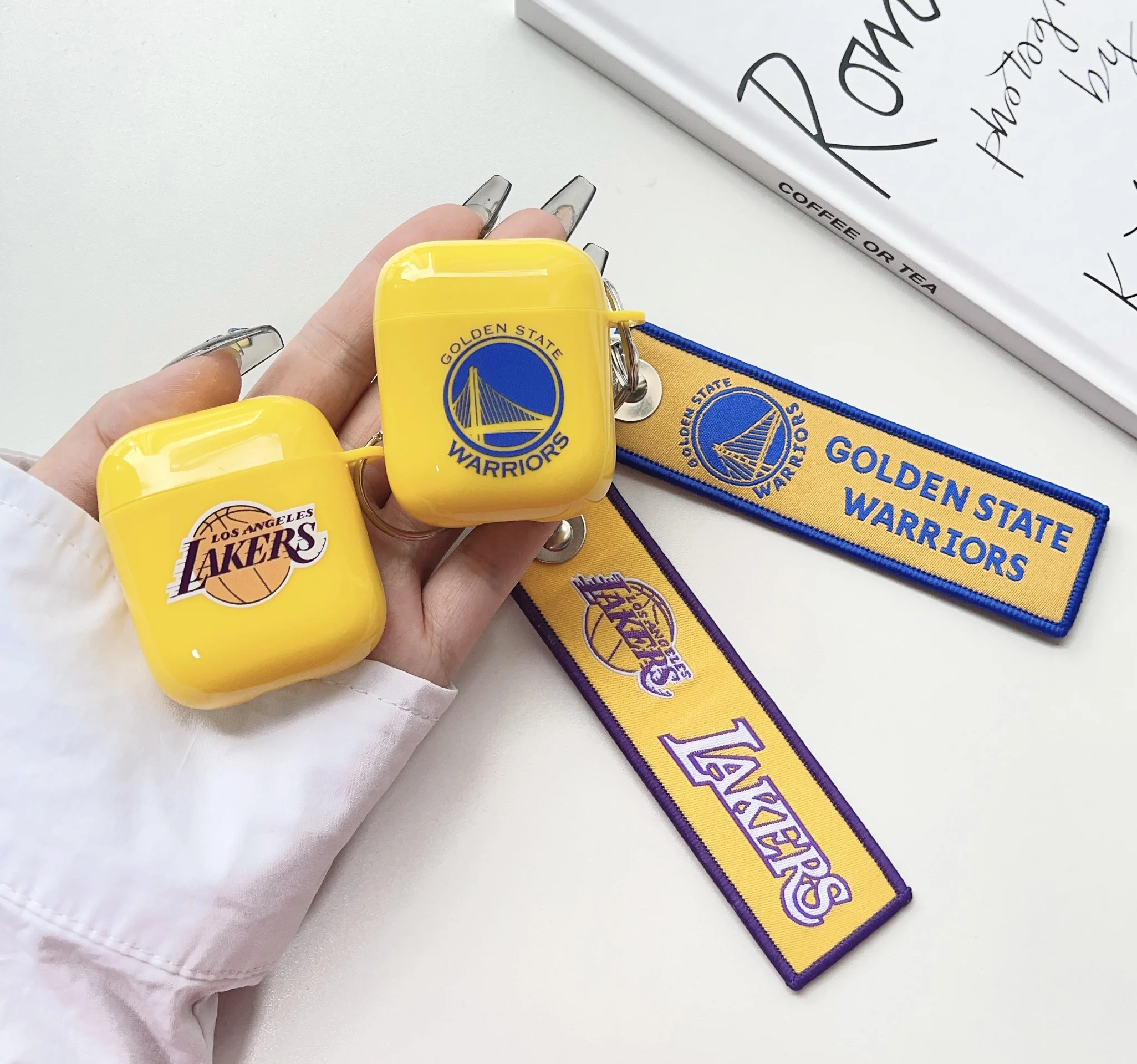 basketball team the wireless headset protective cover is suitable for Air Pods 1/2 Pro 3 and Pro2 easy carrying
basketball team the wireless headset protective cover is suitable for Air Pods 1/2 Pro 3 and Pro2 easy carrying