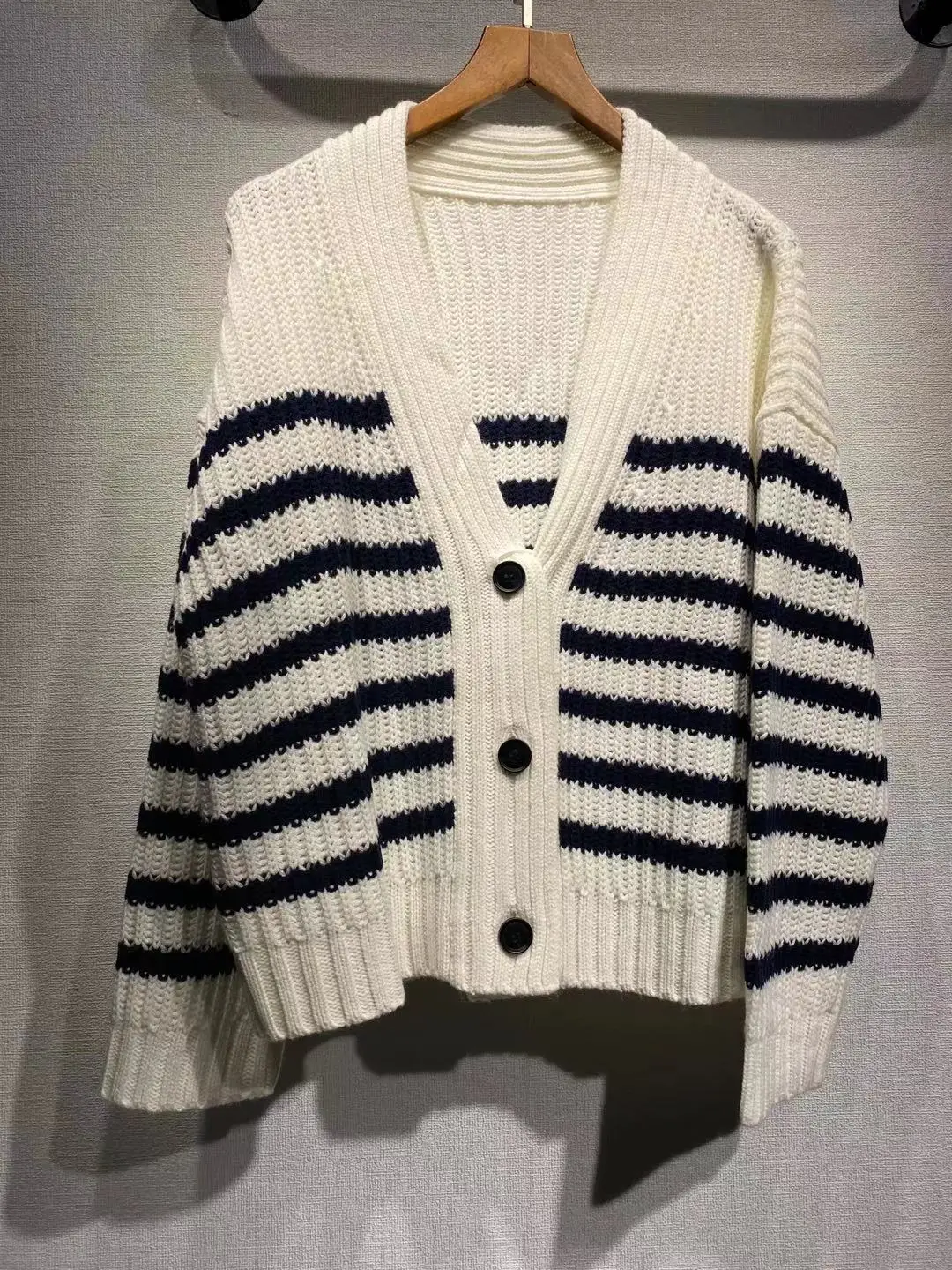 2022 Autumn Winter Women Wool Simple V-Neck Sweater Loose Design Single Breasted Stripes Long Sleeve Female Knit Cardigan
2022 Autumn Winter Women Wool Simple V-Neck Sweater Loose Design Single Breasted Stripes Long Sleeve Female Knit Cardigan