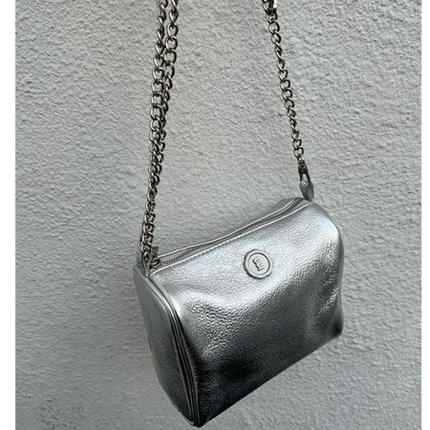 Elmsk New French Fashion Medieval Style RetroPattern Top Layer Lychee Cowhide Shoulder Messenger Bag Boston Bag Pillow Bag
Elmsk New French Fashion Medieval Style RetroPattern Top Layer Lychee Cowhide Shoulder Messenger Bag Boston Bag Pillow Bag