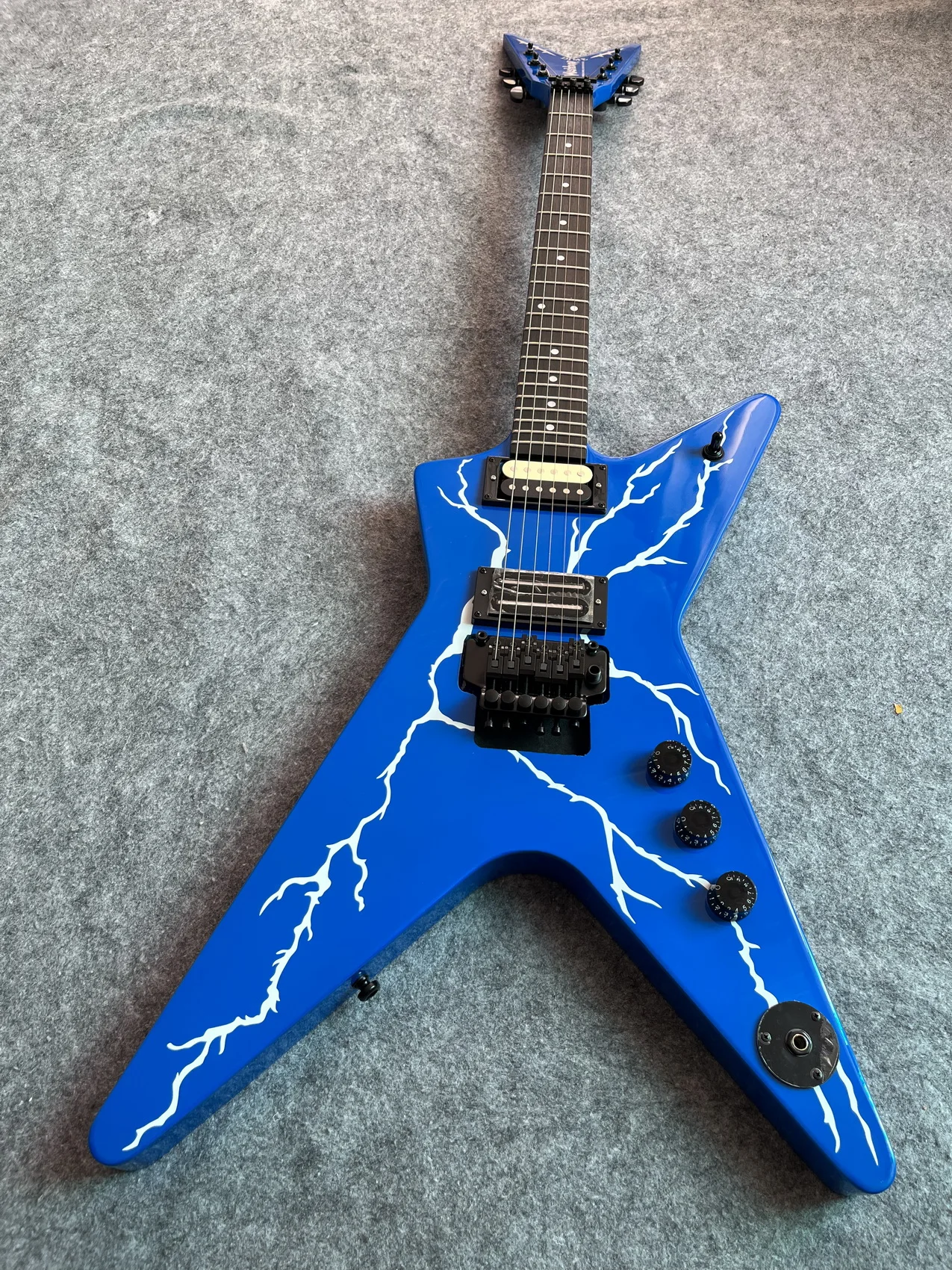 

The piano body is a lightning patterned special-shaped electric guitar the Big Fork Blade Series of Big lightning anomaly Guitar