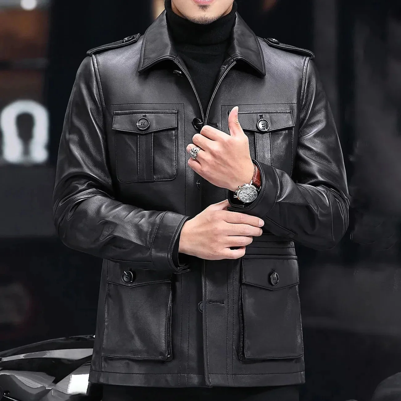 Мужской пуховик из овечьей кожи, приталенный силуэт
Мужской пуховик из овечьей кожи, приталенный силуэт