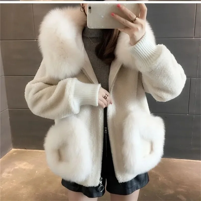 Winter Faux Sheared Lambswool Fur Coat Women Fluff Short Jacket Hooded Overcoat Fox Fur Collar Coats Student Warm Outerwear Tops
Winter Faux Sheared Lambswool Fur Coat Women Fluff Short Jacket Hooded Overcoat Fox Fur Collar Coats Student Warm Outerwear Tops