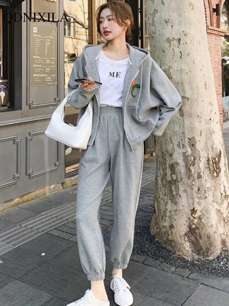 Spring Autumn New In Women's Gray Hooded Sweatshirt Suit Korean Fashion Casual Tracksuit Pants Women Two Piece Sets Matching Set
Spring Autumn New In Women's Gray Hooded Sweatshirt Suit Korean Fashion Casual Tracksuit Pants Women Two Piece Sets Matching Set