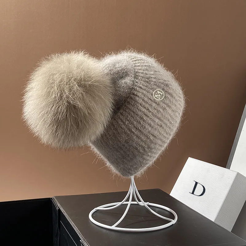 

Real Fox Fur Pom Poms Hats for Women Winter Outdoor Warm Skullies Beanies Fashion M Letter Rabbit Knitted Thick Cap Christmas