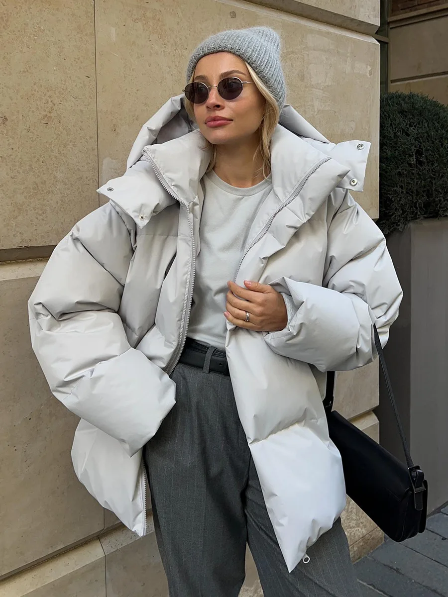 2023 Autumn Winter Light Gray Parkas for Women Fashion Stand Collar Hooded Warm Cotton Coat Thick Pockets Jackets Streetwear
2023 Autumn Winter Light Gray Parkas for Women Fashion Stand Collar Hooded Warm Cotton Coat Thick Pockets Jackets Streetwear