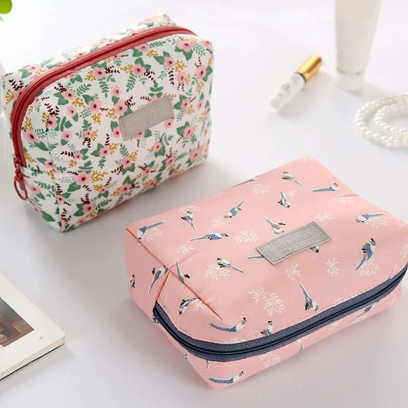 

New Cosmetic Storage Bag Cute Mini Portable Carry-on Girls Toiletry Storage Bag Travel Beauty Organizer Flower Purse Makeup Bags