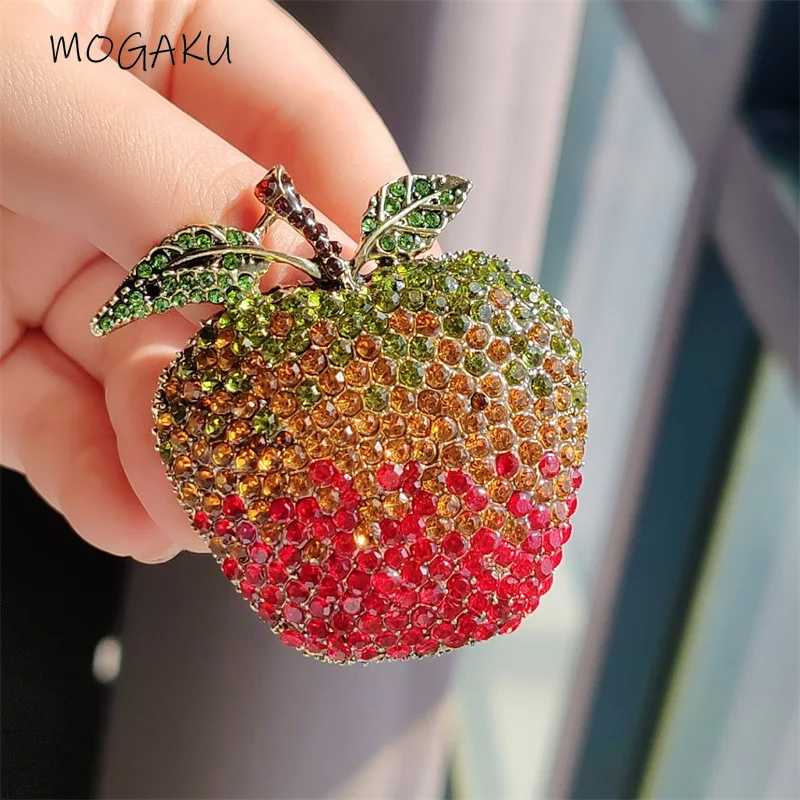 MOGAKU Christmas Eve Apple Brooches Fashion Gradient Color Crystal Fruit Lapel Pins Women Men Unisex Holiday Jewelry Accessories
MOGAKU Christmas Eve Apple Brooches Fashion Gradient Color Crystal Fruit Lapel Pins Women Men Unisex Holiday Jewelry Accessories