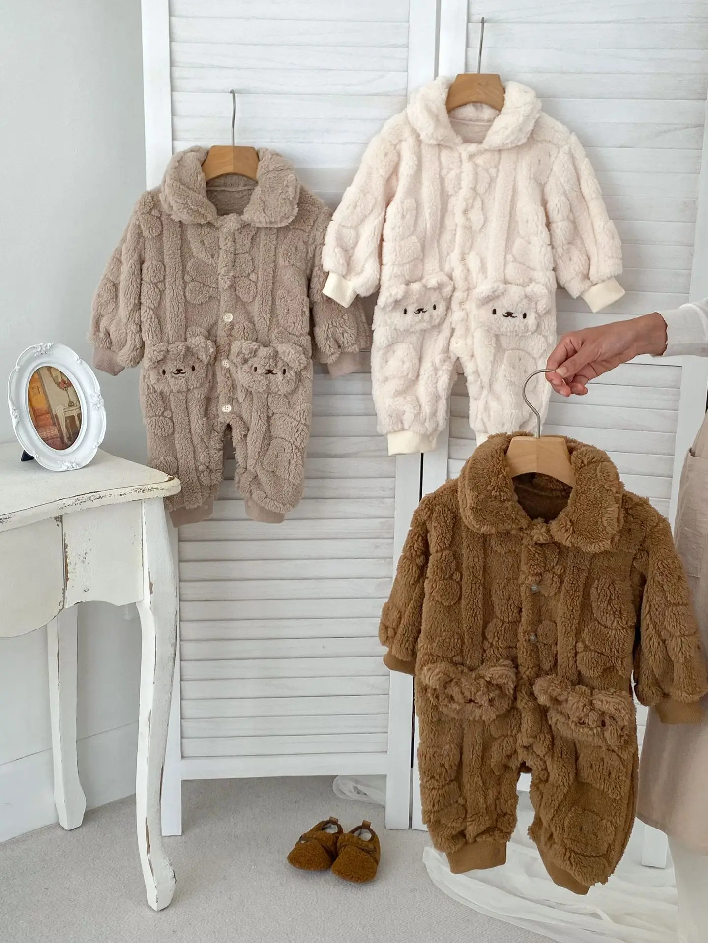 Winter Baby Boys Girls Fleece Thick Romper Cute Bear Pocket Infant Plus Velvet Jumpsuit Newborn Kids Warm Lapel One Piece
Winter Baby Boys Girls Fleece Thick Romper Cute Bear Pocket Infant Plus Velvet Jumpsuit Newborn Kids Warm Lapel One Piece