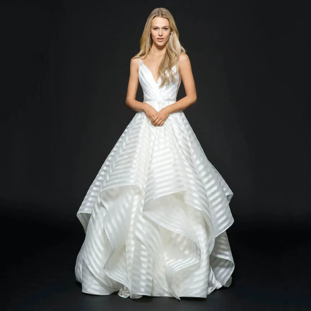 TIXLEAR Suspenders deep V sexy leakage back personality stripes high waist small train simple and beautiful light wedding dress
TIXLEAR Suspenders deep V sexy leakage back personality stripes high waist small train simple and beautiful light wedding dress
