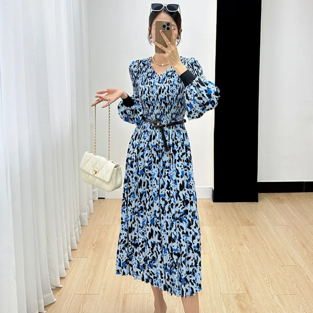 Miyake V-neck Lantern Sleeve Dress Women 2023 Fall New Trend Printing Pleated Temperament Simple Fashion Medium-length Dresses
Miyake V-neck Lantern Sleeve Dress Women 2023 Fall New Trend Printing Pleated Temperament Simple Fashion Medium-length Dresses