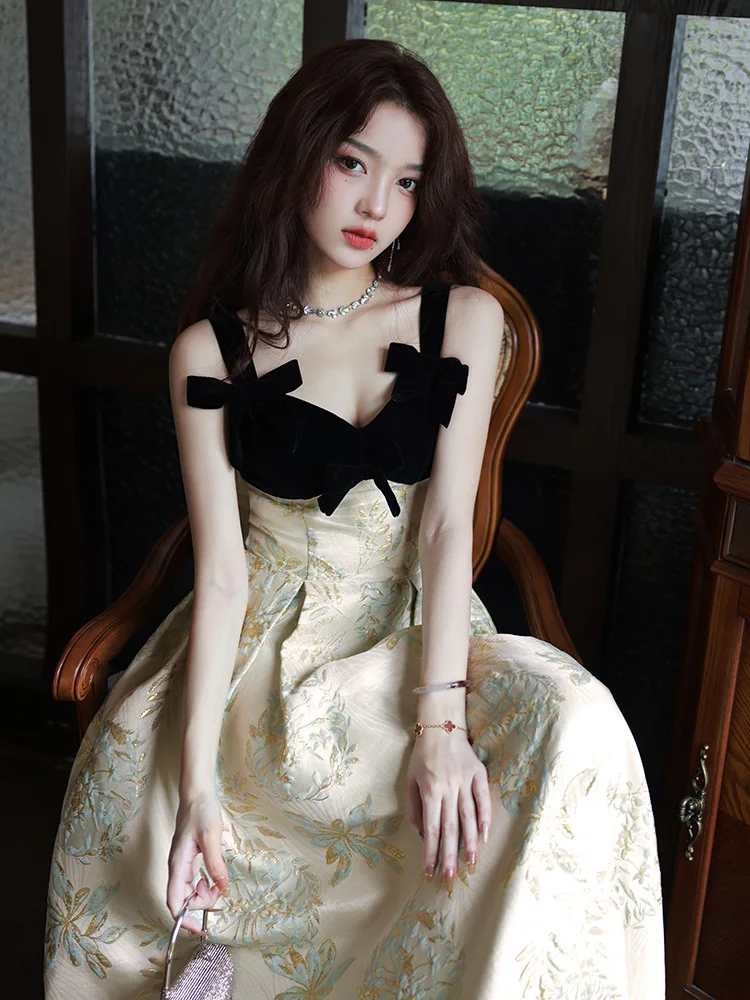 Velvet Patchwork Prom Gown Women V-neck Halter Bow Applique Embroidered Evening Dress Elegant Modern A-line Cocktail Dresses
Velvet Patchwork Prom Gown Women V-neck Halter Bow Applique Embroidered Evening Dress Elegant Modern A-line Cocktail Dresses