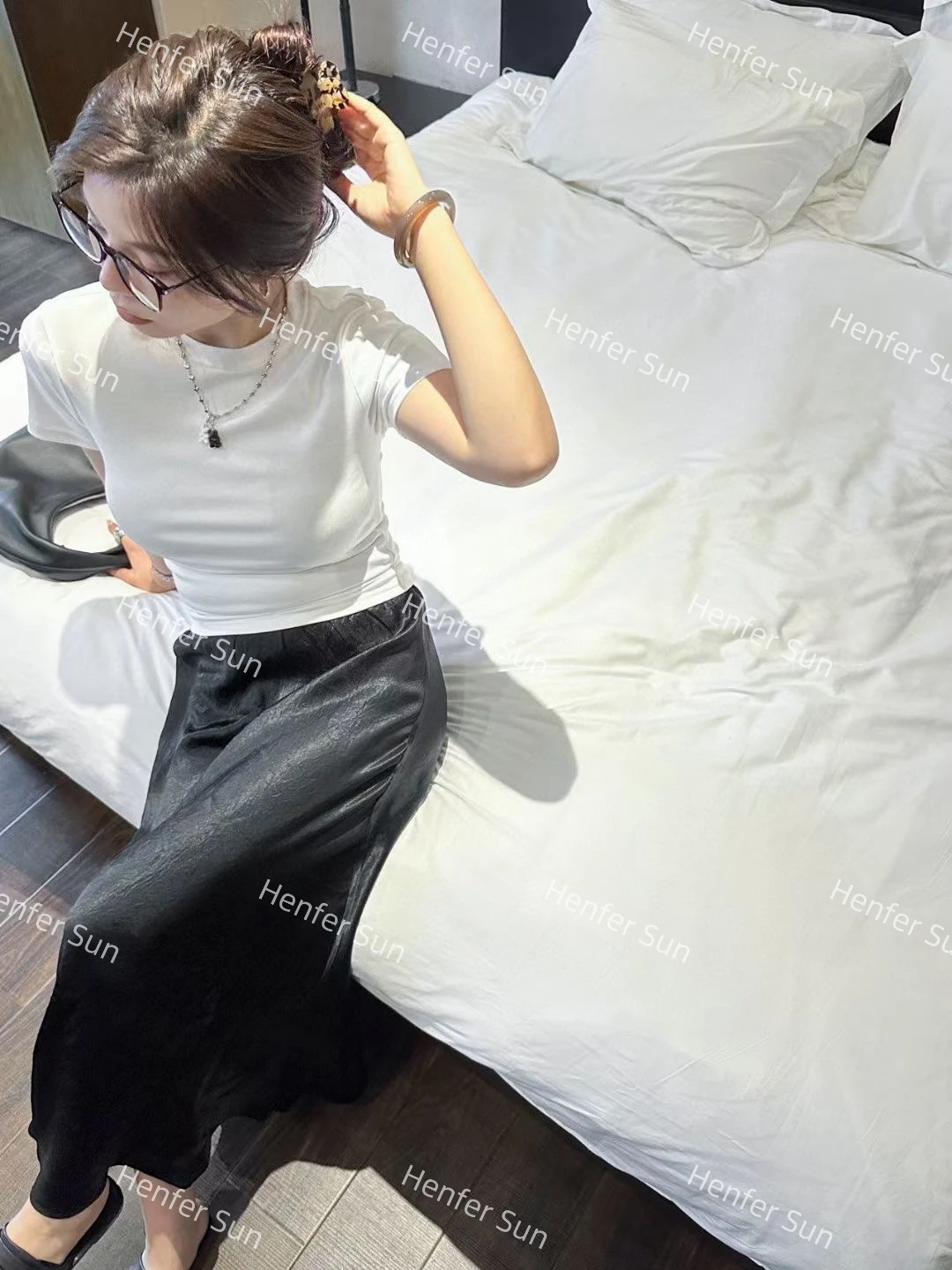 TR original solid color base short sleeve T-shirt recommended to close the eyes into soft light // high elastic mask like touch
TR original solid color base short sleeve T-shirt recommended to close the eyes into soft light // high elastic mask like touch