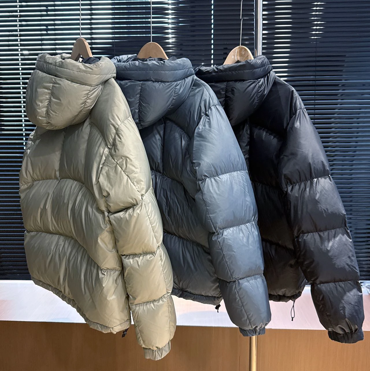 سترة GDW PerTEX Quantum معزولة بالريش مع غطاء للرأس، دافئة ومريحة، بأسلوب شبابي عصري، سميكة للخريف والشتاء سترة GDW PerTEX Quantum معزولة بالريش مع غطاء للرأس، دافئة ومريحة، بأسلوب شبابي عصري، سميكة للخريف والشتاء