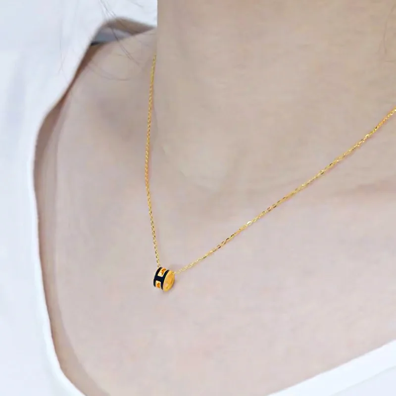 Pure gold, gold fashion epoxy pendant, English letter H pendant necklace, gold jewelry
Pure gold, gold fashion epoxy pendant, English letter H pendant necklace, gold jewelry