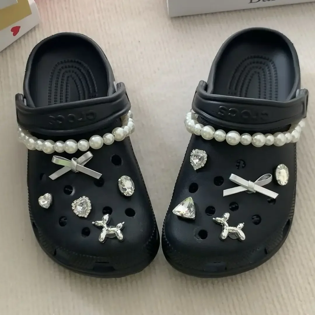Shoe Accessories Silver Balloon Dog Bow Series Beautiful Adornment for Clogs Sandals Lovely Croc Charms Designer Christmas Gift
Shoe Accessories Silver Balloon Dog Bow Series Beautiful Adornment for Clogs Sandals Lovely Croc Charms Designer Christmas Gift