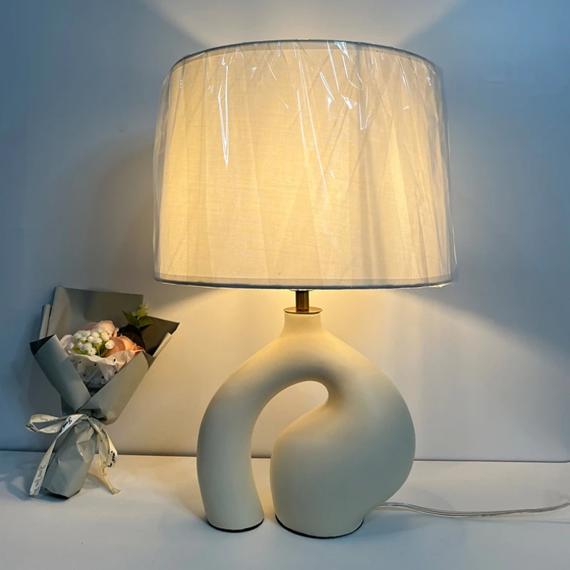 Creative Living Room Table Lamp Nordic Cloth Art Bedroom Bedside Study Art Lighting Sample Room Resin Night Light LED Desk Lamps
Creative Living Room Table Lamp Nordic Cloth Art Bedroom Bedside Study Art Lighting Sample Room Resin Night Light LED Desk Lamps