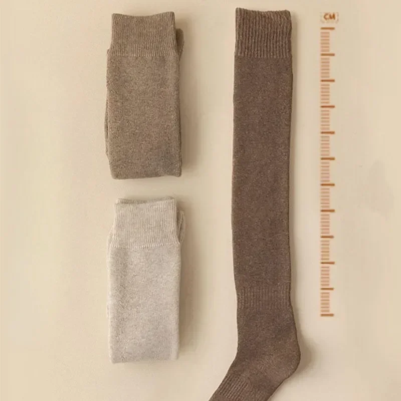 Однотонные женские трендовые утепленные чулки до колена 2023 стильные чувственные теплые цветные дизайнерские новые милые осенне-зимние чулки без застежек 
Однотонные женские трендовые утепленные чулки до колена 2023 стильные чувственные теплые цветные дизайнерские новые милые осенне-зимние чулки без застежек