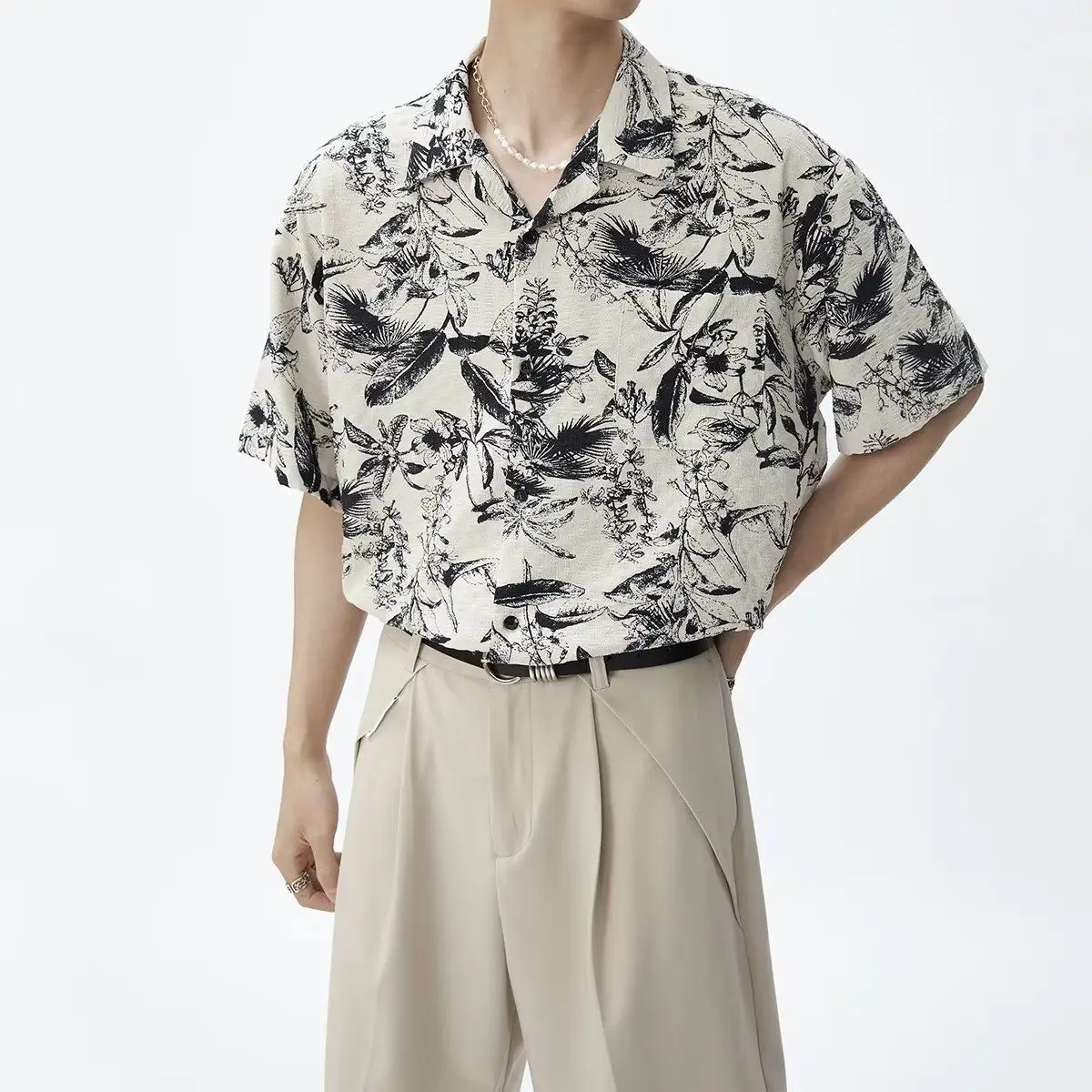 Summer New Beach Hawaiian Shirt Men Short Sleeve Loose Casual High-end Thin No-iron Japanese Retro Cuban Collar Floral Shirt
Summer New Beach Hawaiian Shirt Men Short Sleeve Loose Casual High-end Thin No-iron Japanese Retro Cuban Collar Floral Shirt