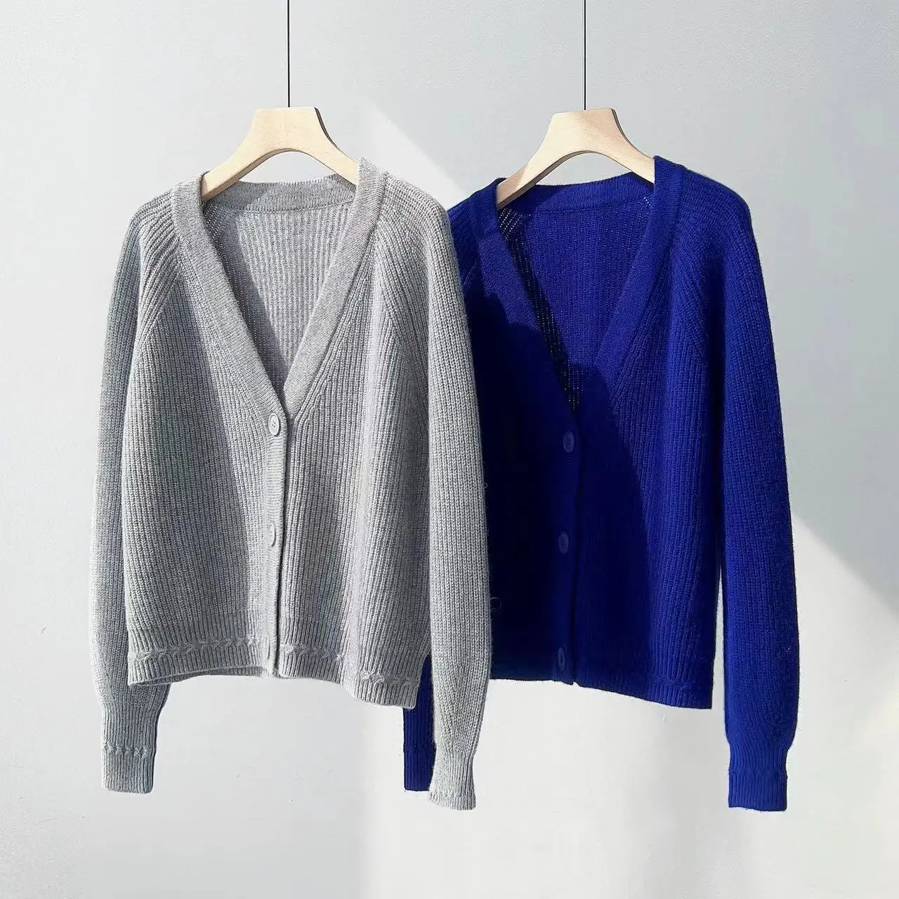 Fyion High Quality Runway Design Sweater Women 2022 Summer Knitted Solid Femme Cardigan V-Neck Cashmere Sweater
Fyion High Quality Runway Design Sweater Women 2022 Summer Knitted Solid Femme Cardigan V-Neck Cashmere Sweater