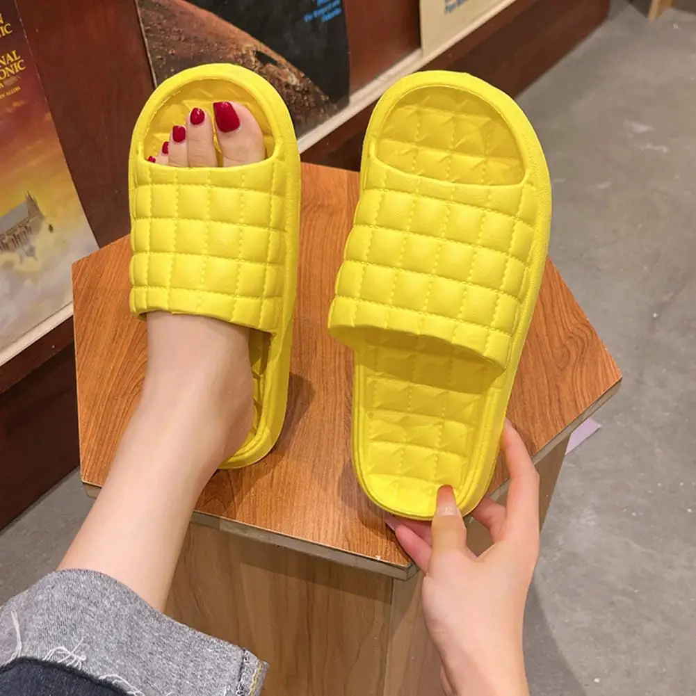 1 Pair Simple House Slippers Grid Pattern Lightweight Indoor Slippers Men Women Summer Home Slides
1 Pair Simple House Slippers Grid Pattern Lightweight Indoor Slippers Men Women Summer Home Slides
