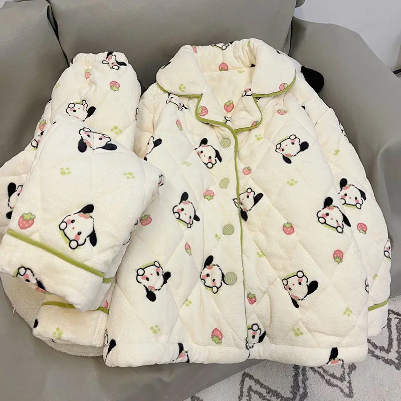 Новинка Зима 2023 Пижама Sanrio полакко из кораллового бархата Женская трехслойная утолщенная теплая мягкая Милая Домашняя одежда из мультфильма
Новинка Зима 2023 Пижама Sanrio полакко из кораллового бархата Женская трехслойная утолщенная теплая мягкая Милая Домашняя одежда из мультфильма