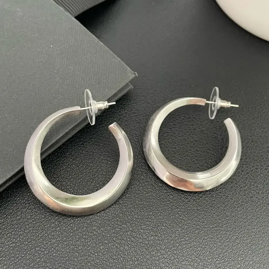 2024 Europe Famous Designer Brand Top Quality Silver Color Circular Earring Women Luxury Jewelry Trend
2024 Europe Famous Designer Brand Top Quality Silver Color Circular Earring Women Luxury Jewelry Trend