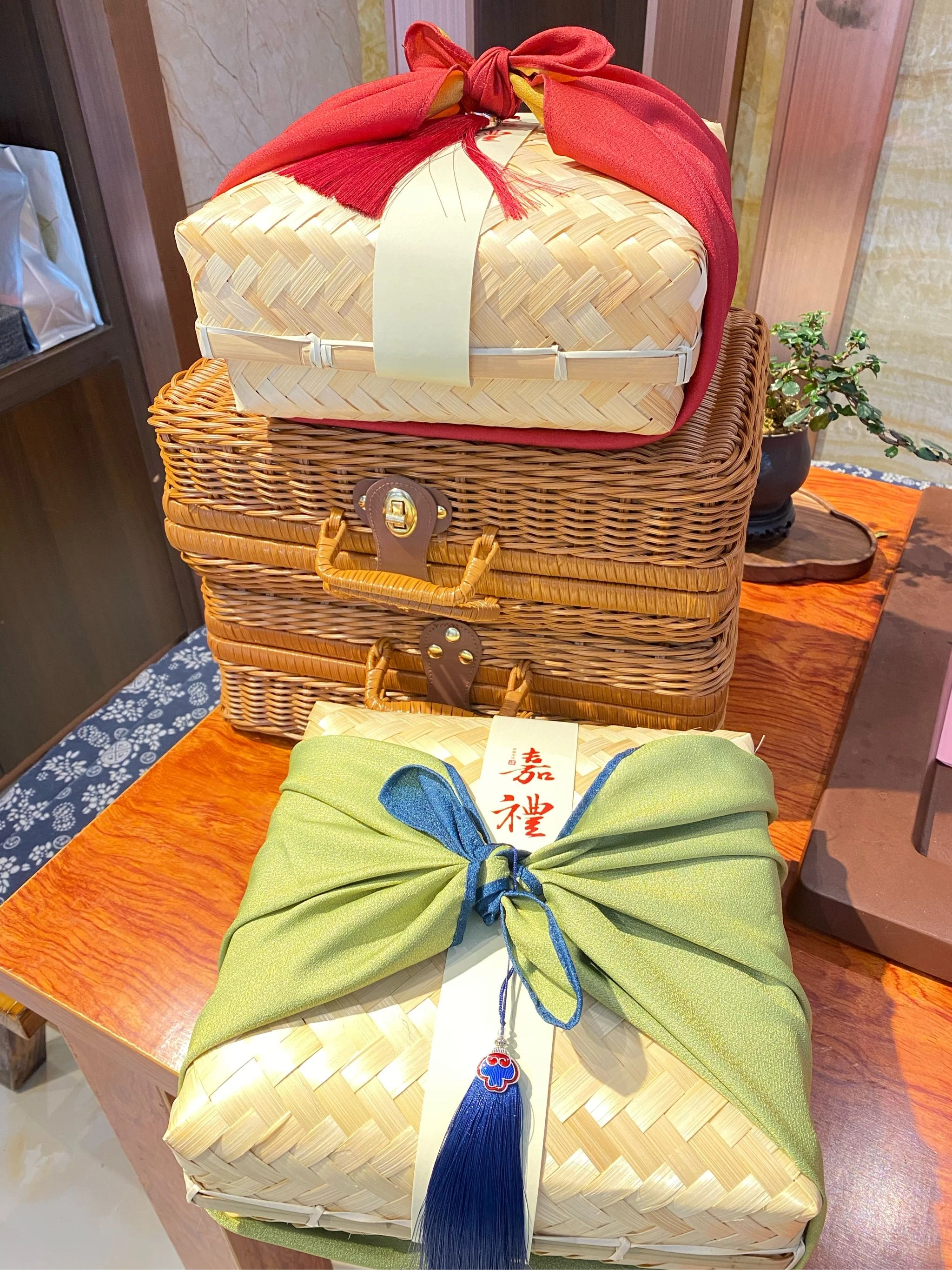 Christmas gift box Retro cover bamboo storage gift box Tea gift box woven basket with hand gift empty box birthday gift box
Christmas gift box Retro cover bamboo storage gift box Tea gift box woven basket with hand gift empty box birthday gift box